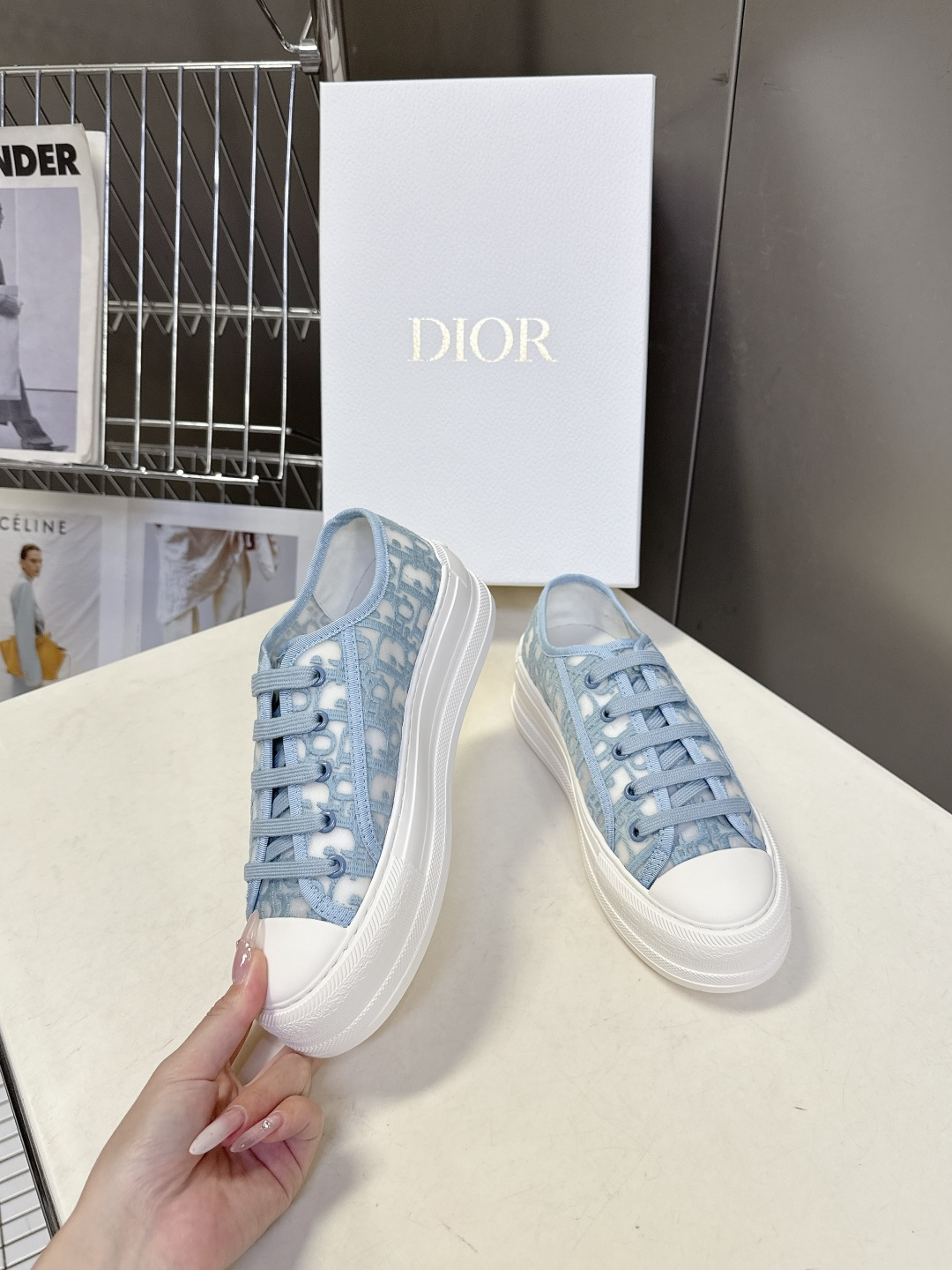 Dior迪澳2026春夏最新款老花休闲鞋超多明星网红种草 鞋面采用Dior经典的斜向字母提花面料，是品牌