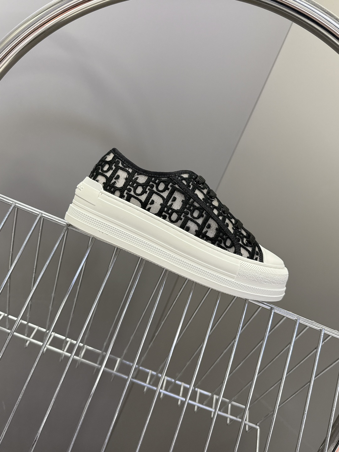 Dior迪澳2026春夏最新款老花休闲鞋超多明星网红种草 鞋面采用Dior经典的斜向字母提花面料，是品牌