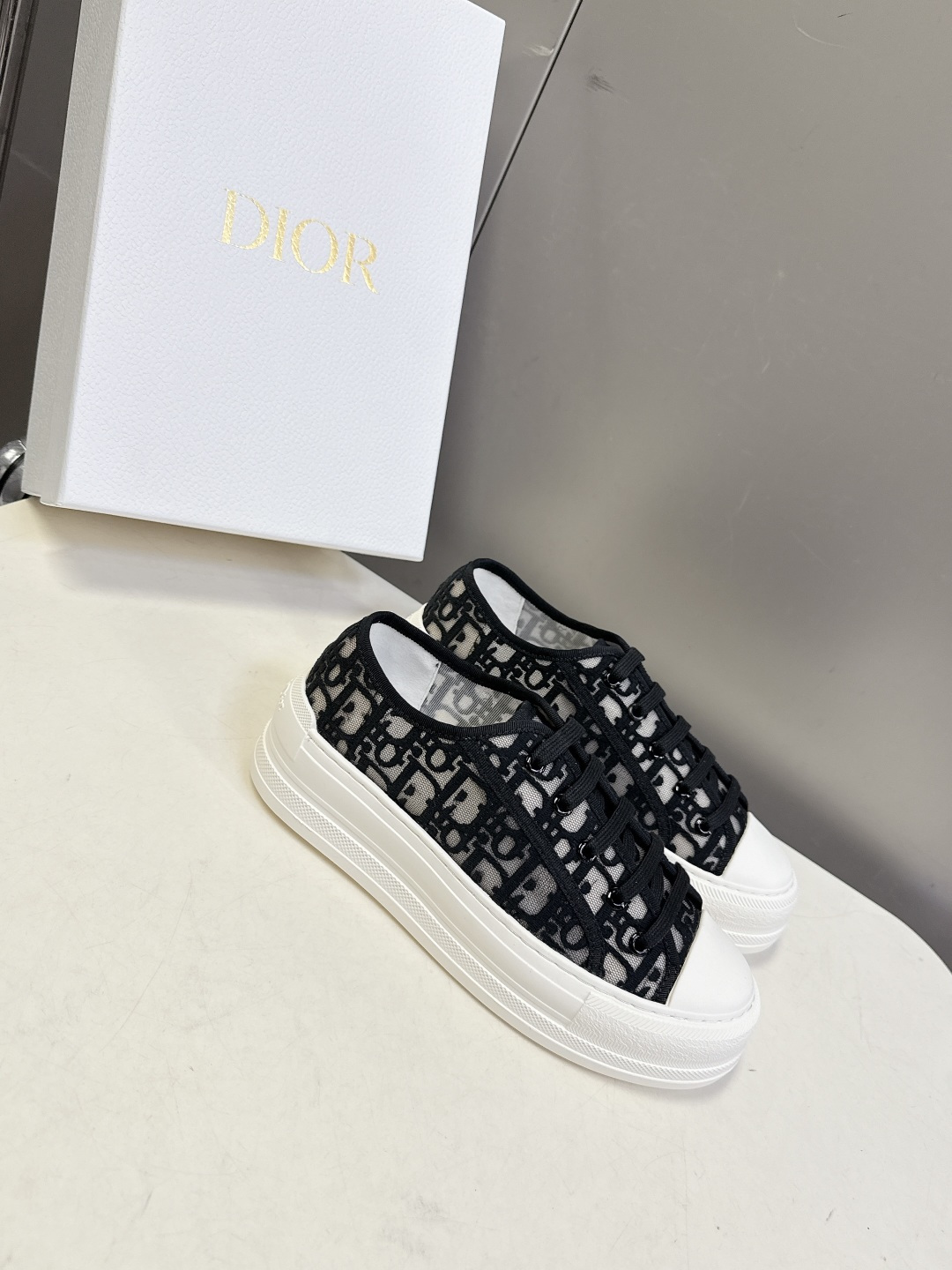 Dior迪澳2026春夏最新款老花休闲鞋超多明星网红种草 鞋面采用Dior经典的斜向字母提花面料，是品牌