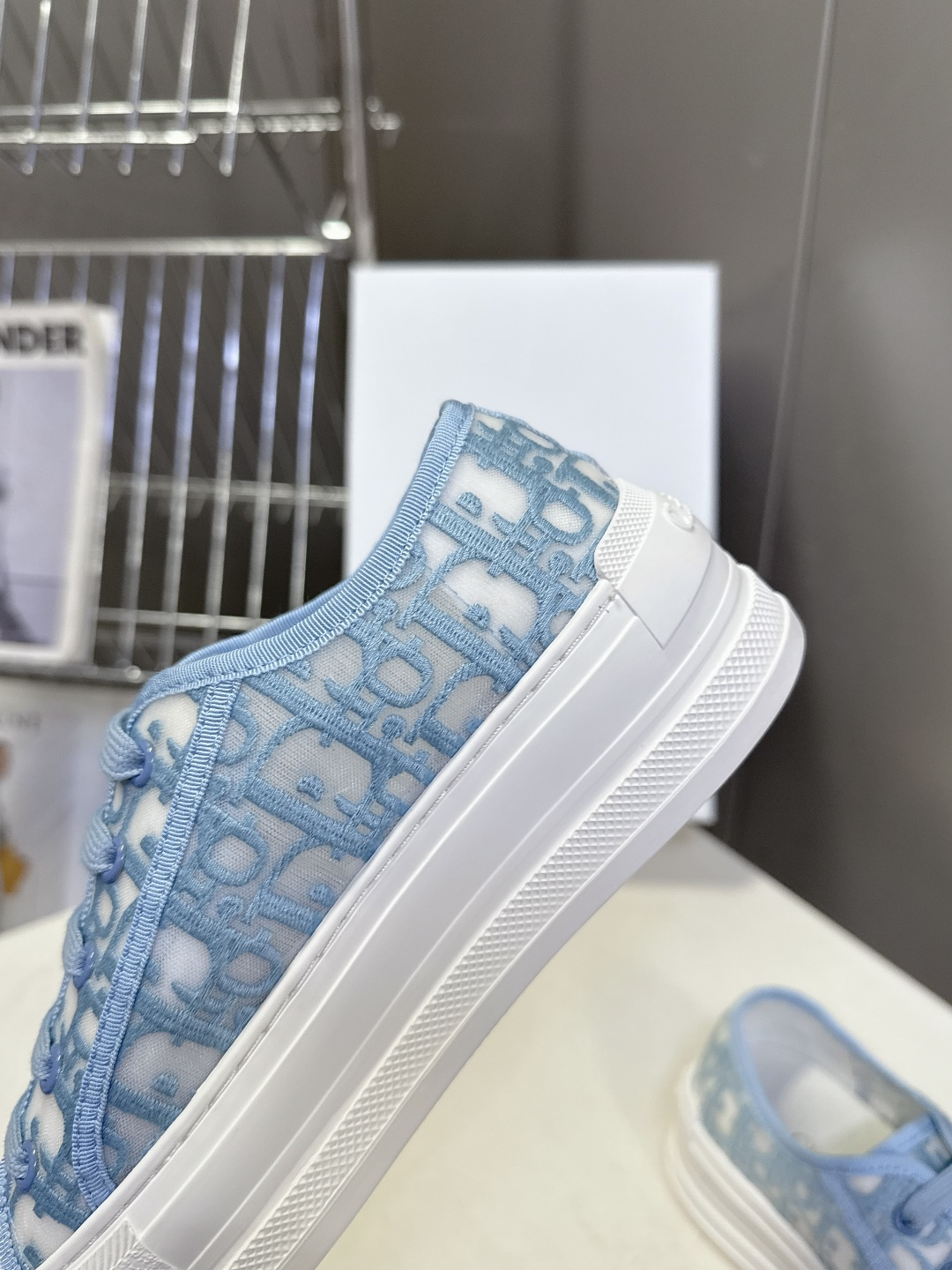 Dior迪澳2026春夏最新款老花休闲鞋超多明星网红种草 鞋面采用Dior经典的斜向字母提花面料，是品牌