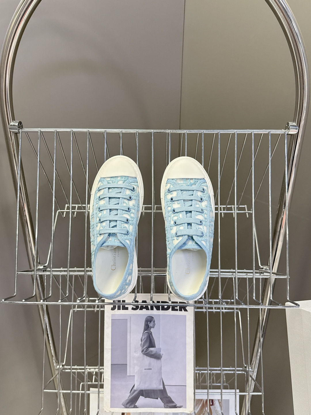 Dior迪澳2026春夏最新款老花休闲鞋超多明星网红种草 鞋面采用Dior经典的斜向字母提花面料，是品牌