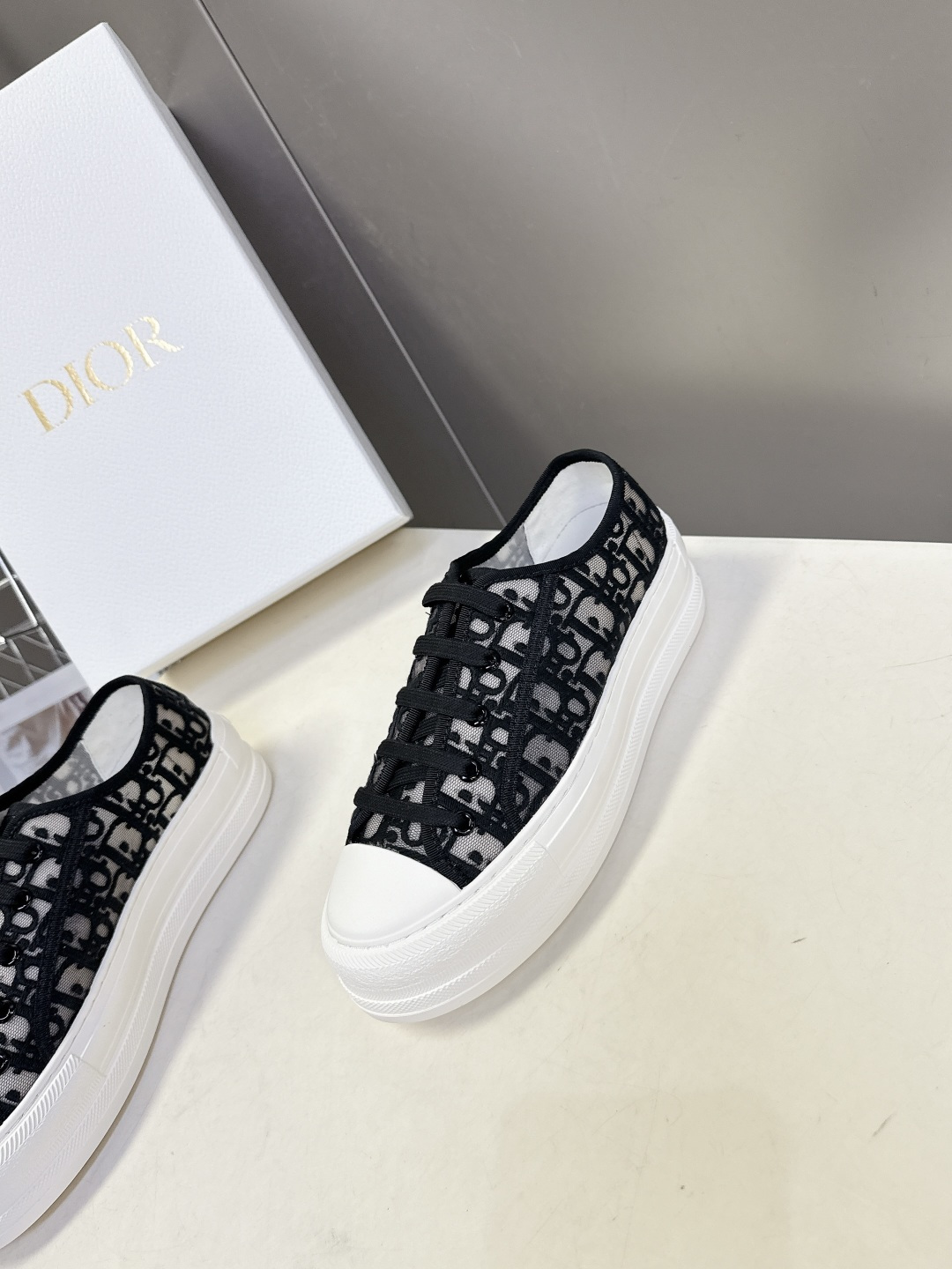 Dior迪澳2026春夏最新款老花休闲鞋超多明星网红种草 鞋面采用Dior经典的斜向字母提花面料，是品牌