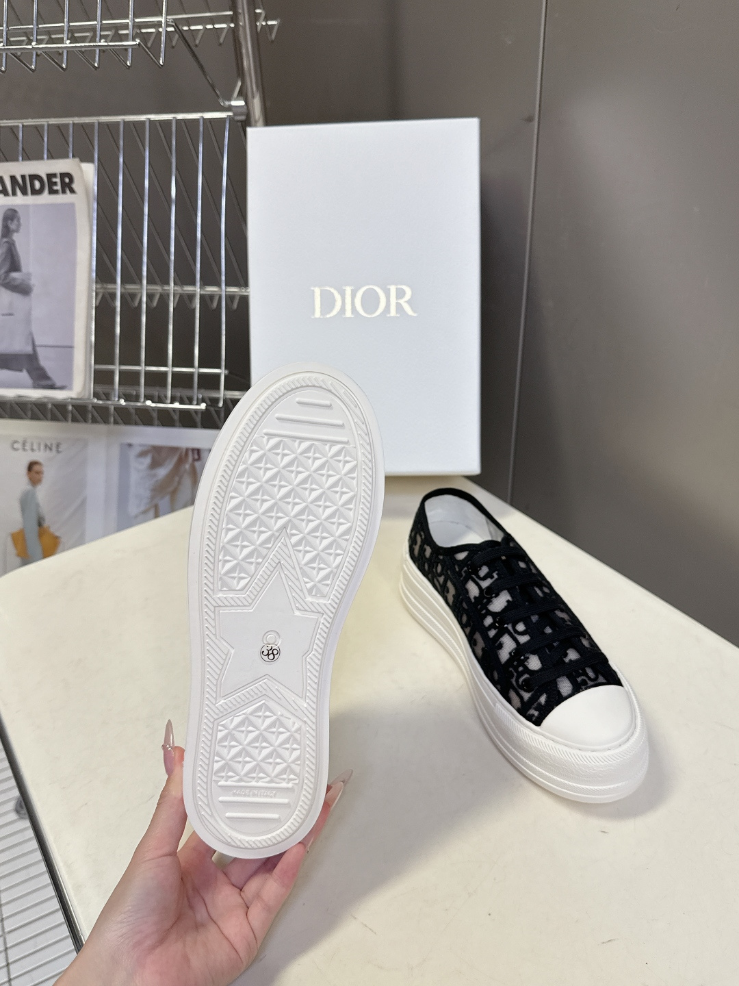 Dior迪澳2026春夏最新款老花休闲鞋超多明星网红种草 鞋面采用Dior经典的斜向字母提花面料，是品牌