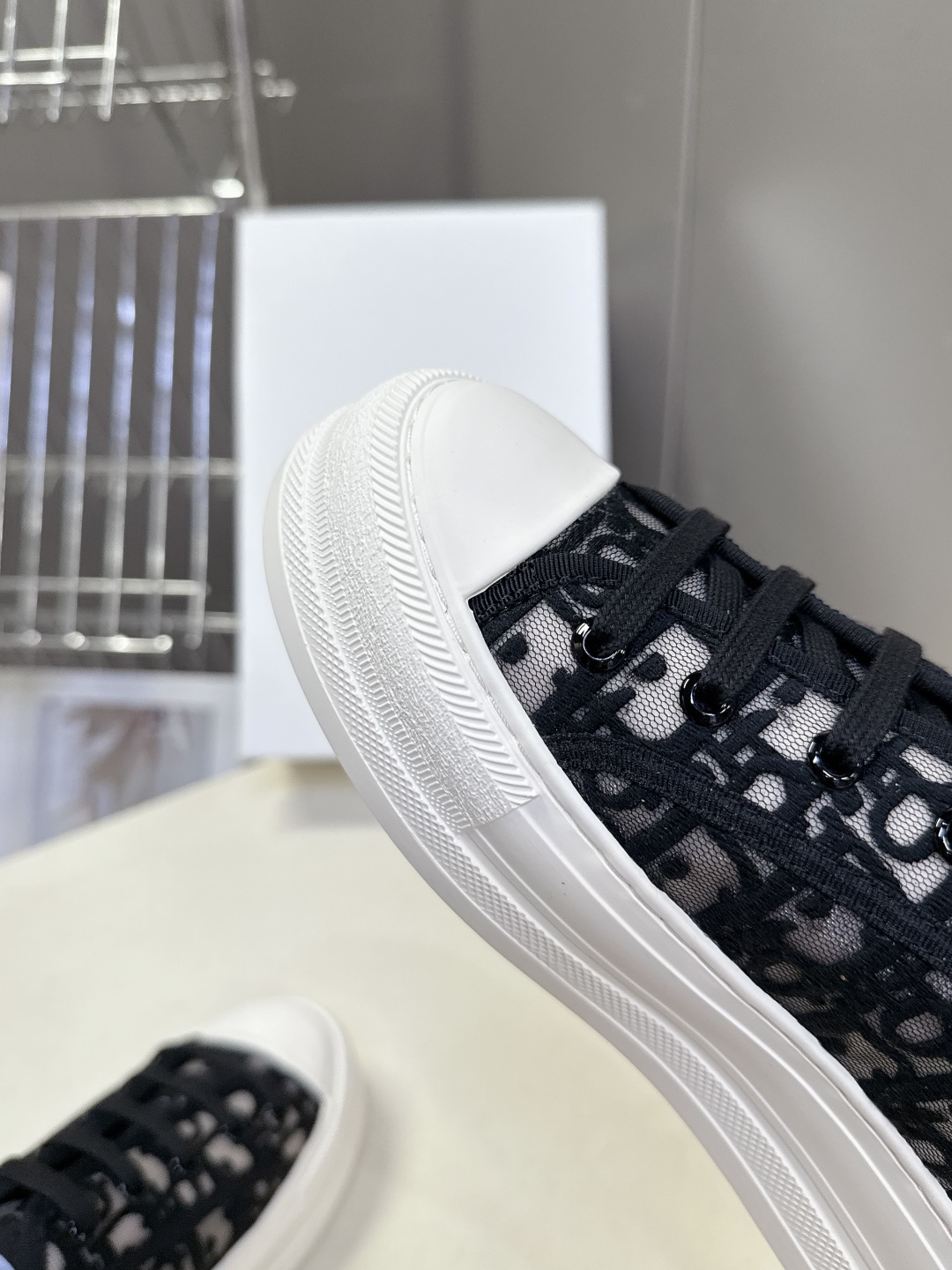 Dior迪澳2026春夏最新款老花休闲鞋超多明星网红种草 鞋面采用Dior经典的斜向字母提花面料，是品牌