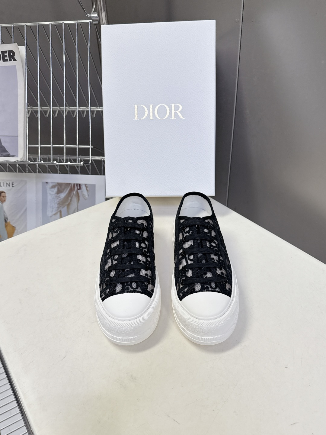 Dior迪澳2026春夏最新款老花休闲鞋超多明星网红种草 鞋面采用Dior经典的斜向字母提花面料，是品牌