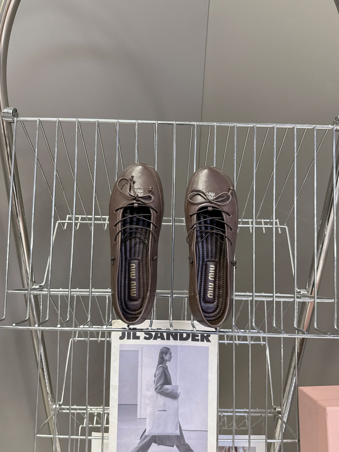 Miu Miu 缪缪春夏最新款系带蝴蝶结芭蕾鞋超多明星网红种草 这是miu家标志性的少女风平底鞋 属于品