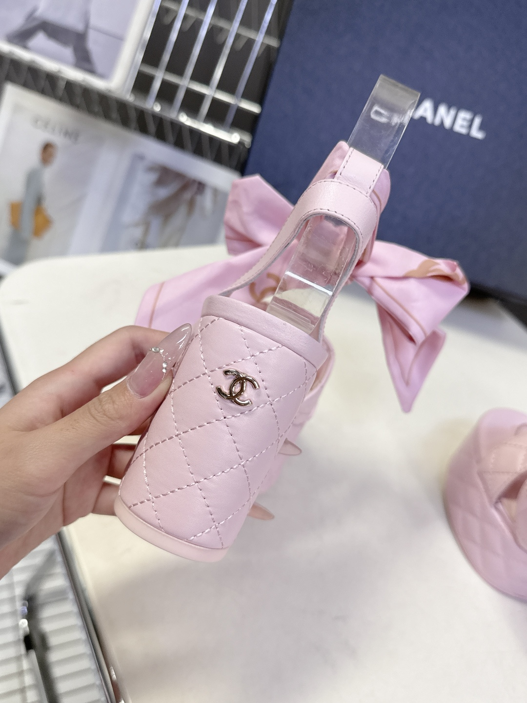 CHANEL香奈儿春夏最新款菱格纹蝴蝶结厚底粗跟凉鞋超多明星网红种草 鞋面采用经典菱格绗缝工艺 是香奈儿