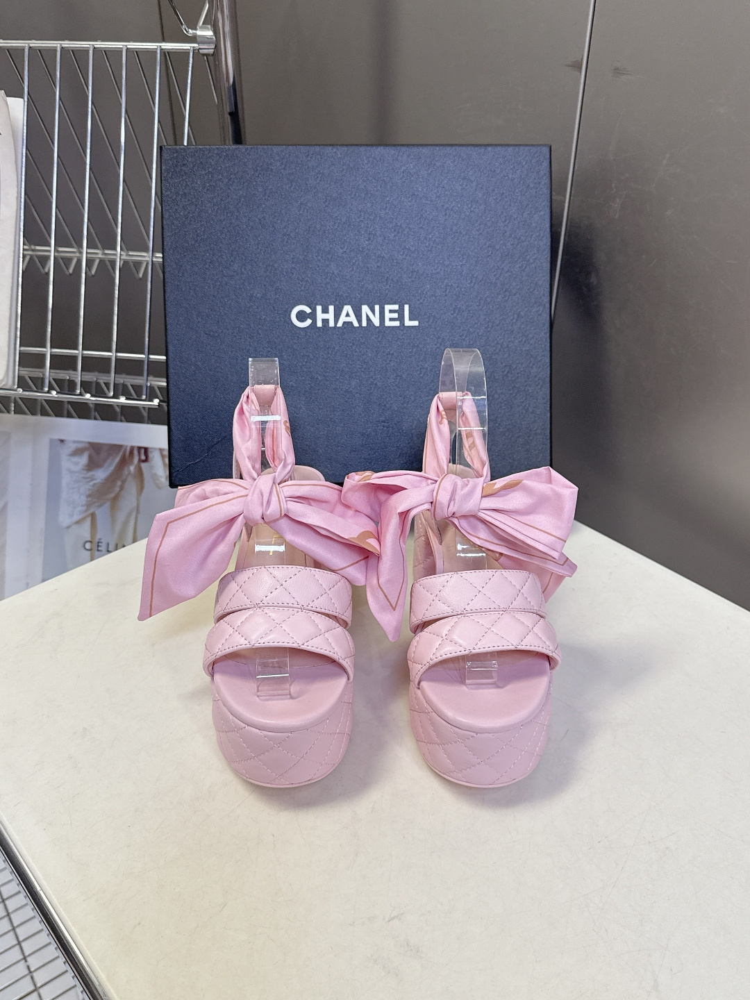 CHANEL香奈儿春夏最新款菱格纹蝴蝶结厚底粗跟凉鞋超多明星网红种草 鞋面采用经典菱格绗缝工艺 是香奈儿