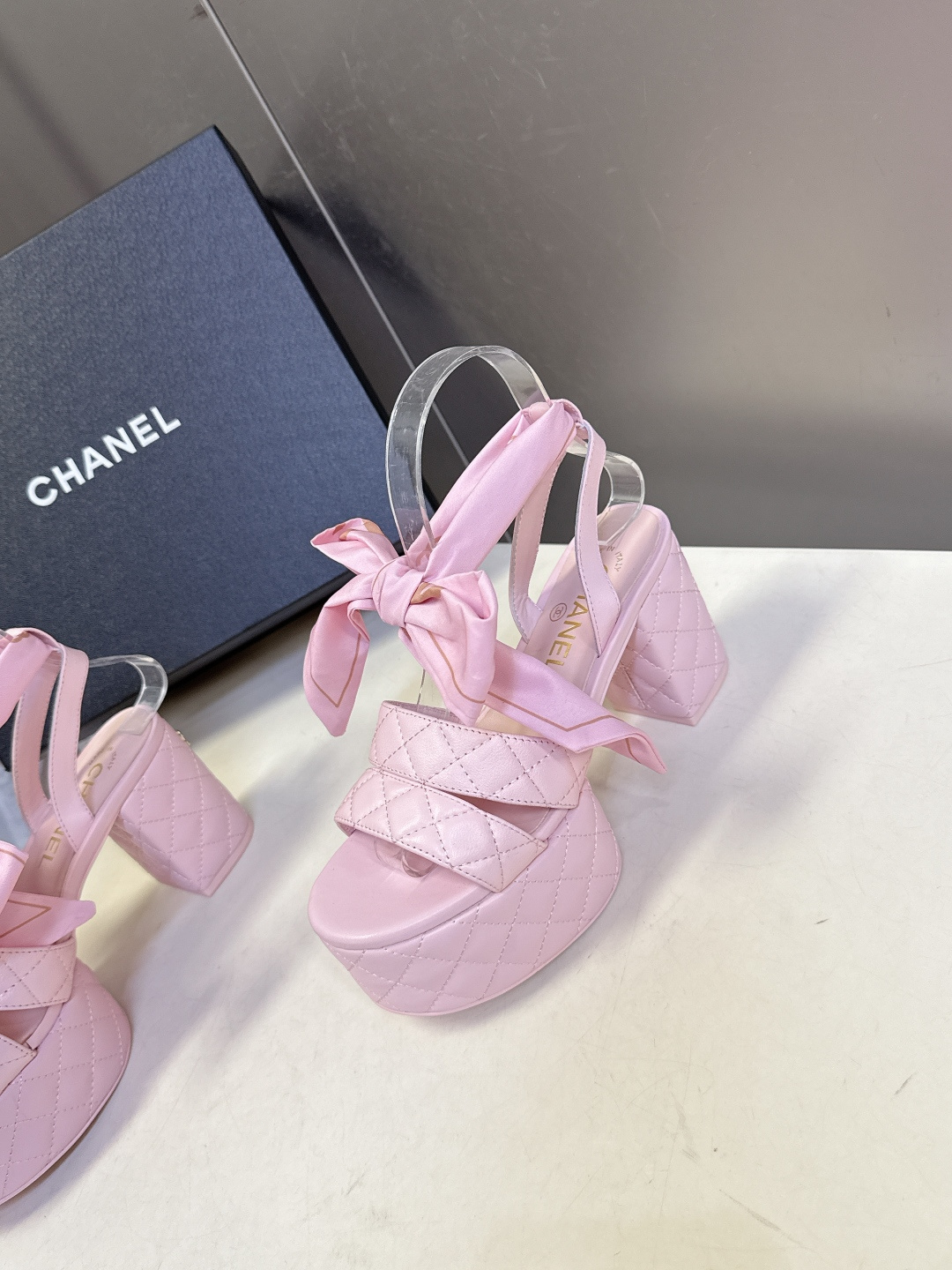 CHANEL香奈儿春夏最新款菱格纹蝴蝶结厚底粗跟凉鞋超多明星网红种草 鞋面采用经典菱格绗缝工艺 是香奈儿