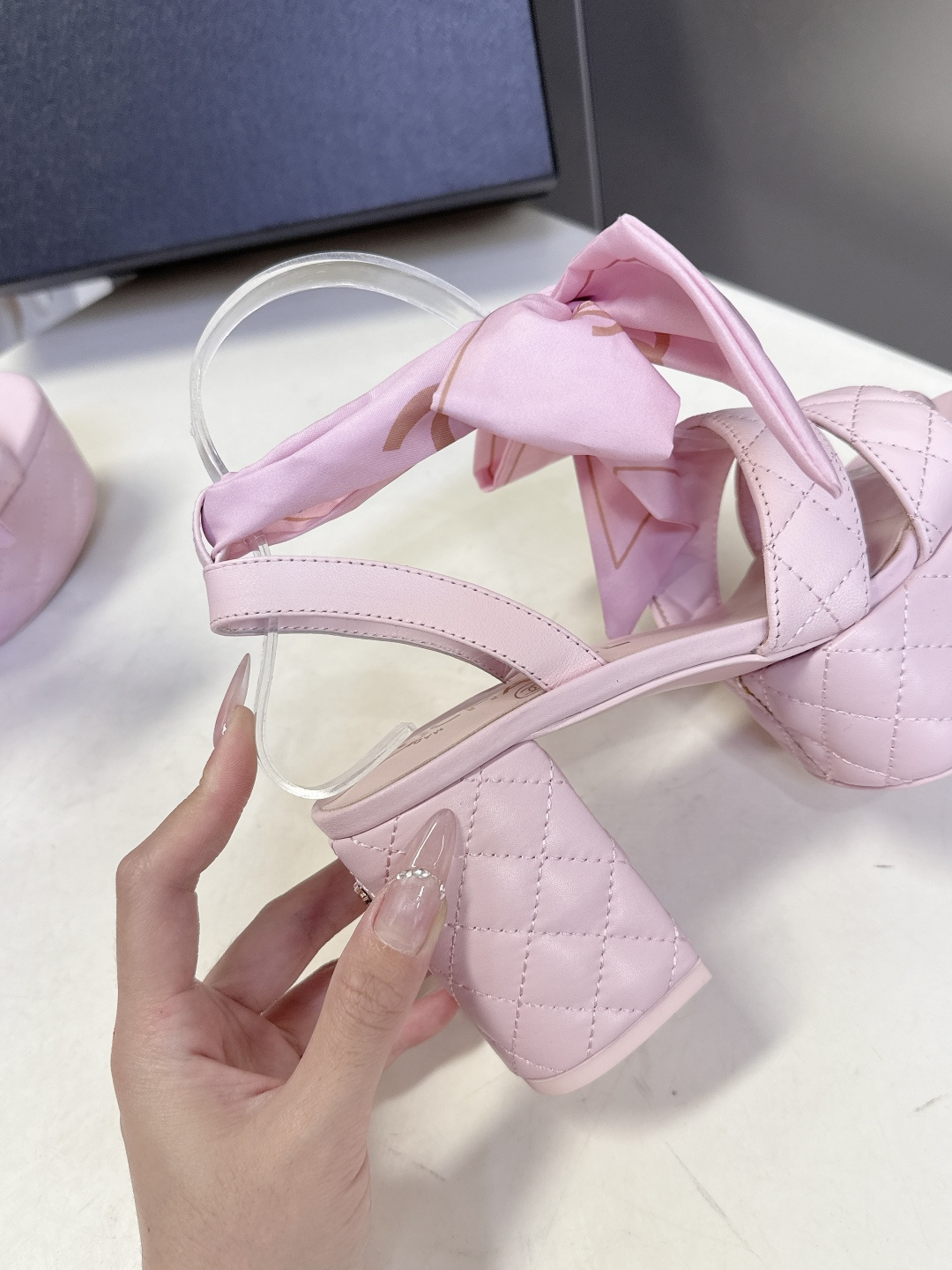 CHANEL香奈儿春夏最新款菱格纹蝴蝶结厚底粗跟凉鞋超多明星网红种草 鞋面采用经典菱格绗缝工艺 是香奈儿