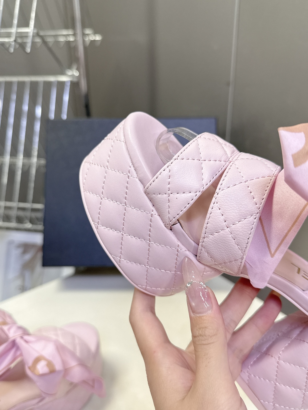 CHANEL香奈儿春夏最新款菱格纹蝴蝶结厚底粗跟凉鞋超多明星网红种草 鞋面采用经典菱格绗缝工艺 是香奈儿