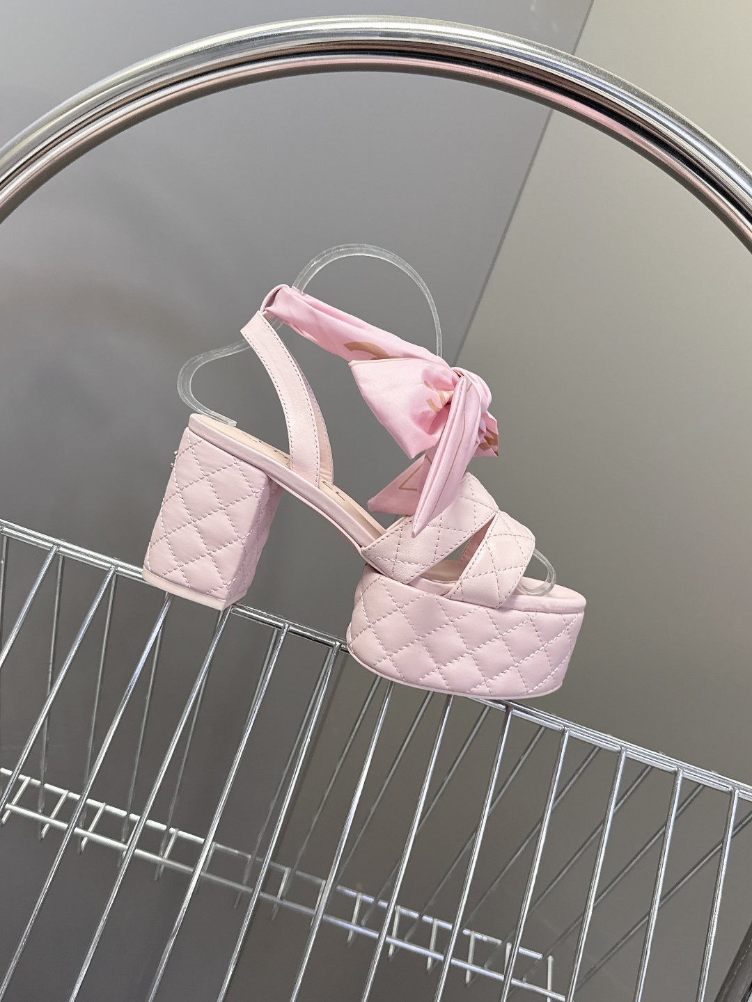 CHANEL香奈儿春夏最新款菱格纹蝴蝶结厚底粗跟凉鞋超多明星网红种草 鞋面采用经典菱格绗缝工艺 是香奈儿