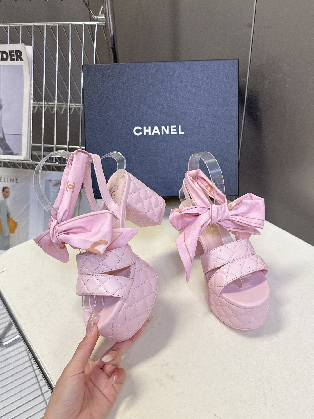 CHANEL香奈儿春夏最新款菱格纹蝴蝶结厚底粗跟凉鞋超多明星网红种草 鞋面采用经典菱格绗缝工艺 是香奈儿