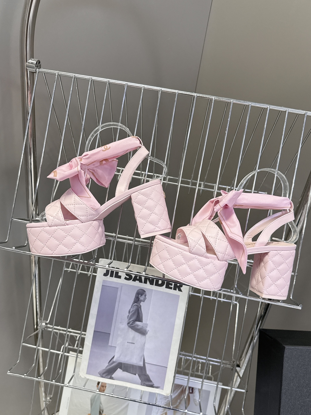 CHANEL香奈儿春夏最新款菱格纹蝴蝶结厚底粗跟凉鞋超多明星网红种草 鞋面采用经典菱格绗缝工艺 是香奈儿