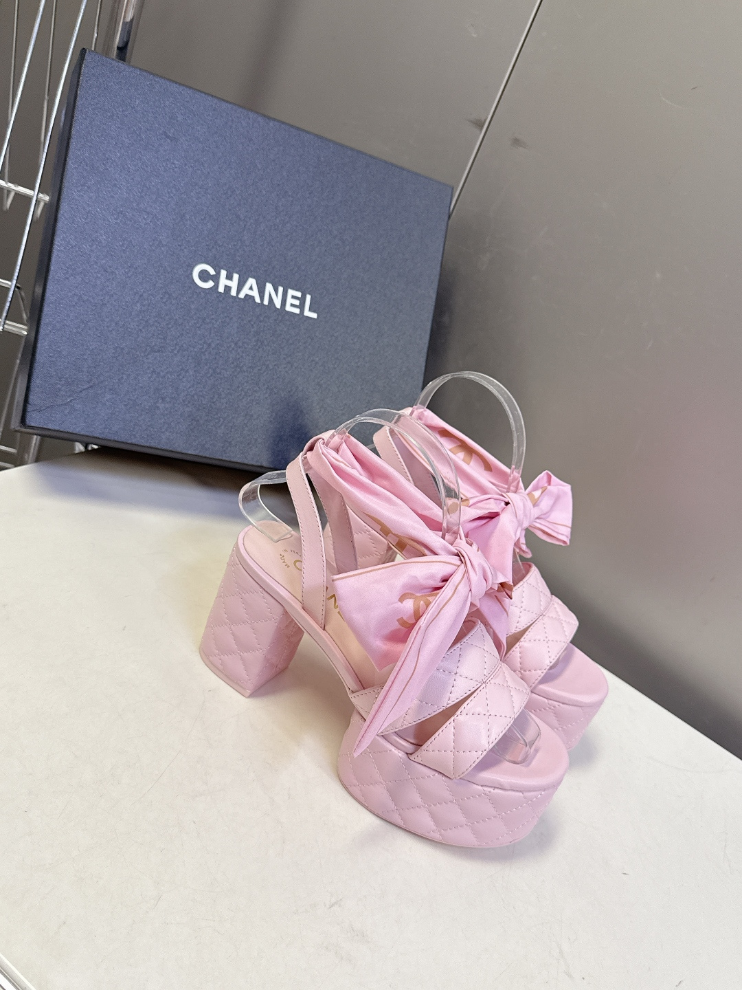 CHANEL香奈儿春夏最新款菱格纹蝴蝶结厚底粗跟凉鞋超多明星网红种草 鞋面采用经典菱格绗缝工艺 是香奈儿