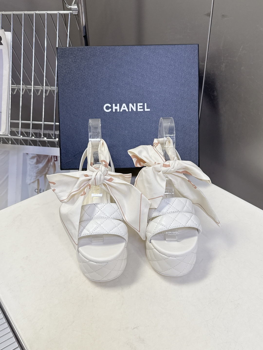 CHANEL香奈儿春夏最新款菱格纹蝴蝶结厚底粗跟凉鞋超多明星网红种草 鞋面采用经典菱格绗缝工艺 是香奈儿