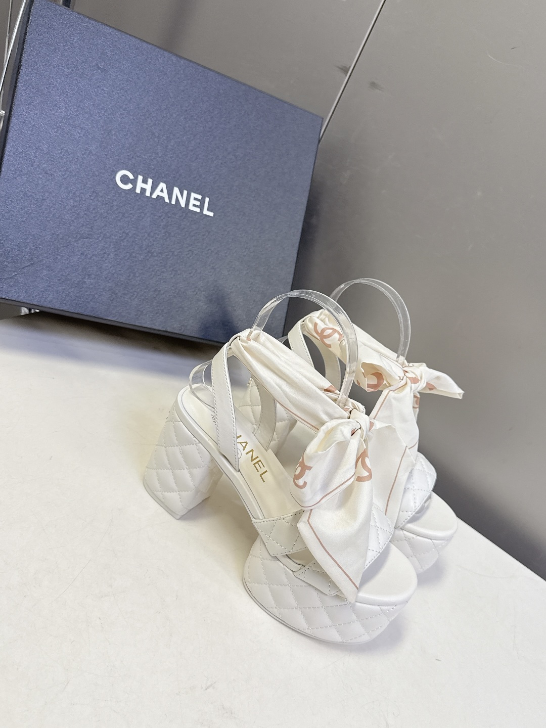 CHANEL香奈儿春夏最新款菱格纹蝴蝶结厚底粗跟凉鞋超多明星网红种草 鞋面采用经典菱格绗缝工艺 是香奈儿