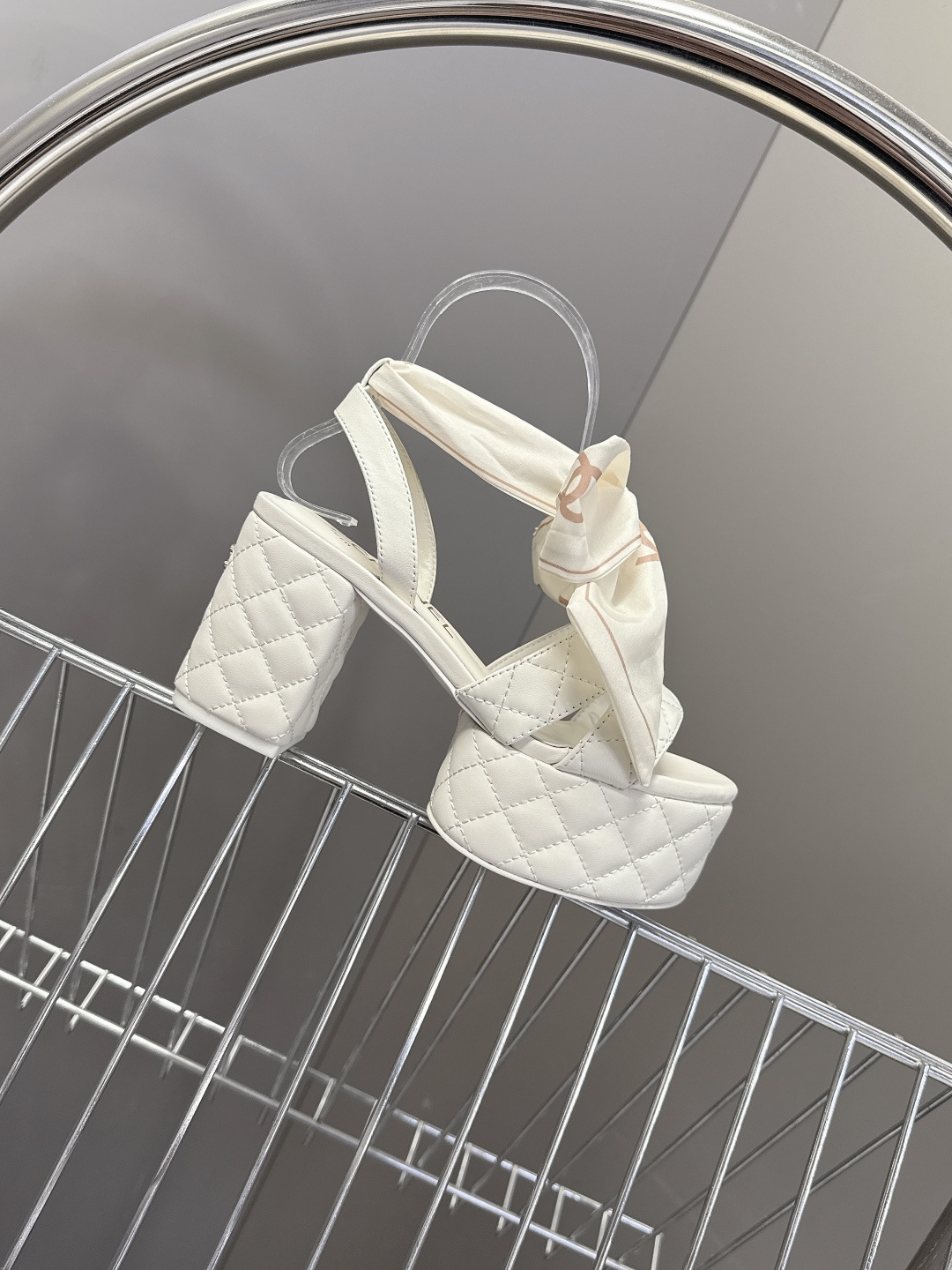 CHANEL香奈儿春夏最新款菱格纹蝴蝶结厚底粗跟凉鞋超多明星网红种草 鞋面采用经典菱格绗缝工艺 是香奈儿