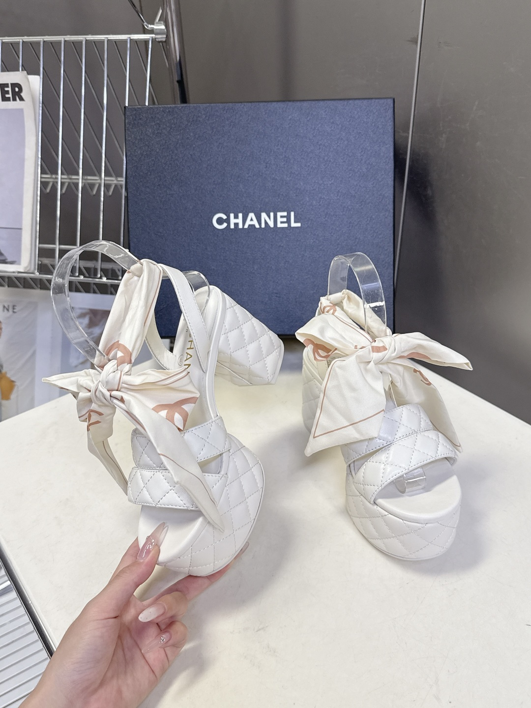 CHANEL香奈儿春夏最新款菱格纹蝴蝶结厚底粗跟凉鞋超多明星网红种草 鞋面采用经典菱格绗缝工艺 是香奈儿