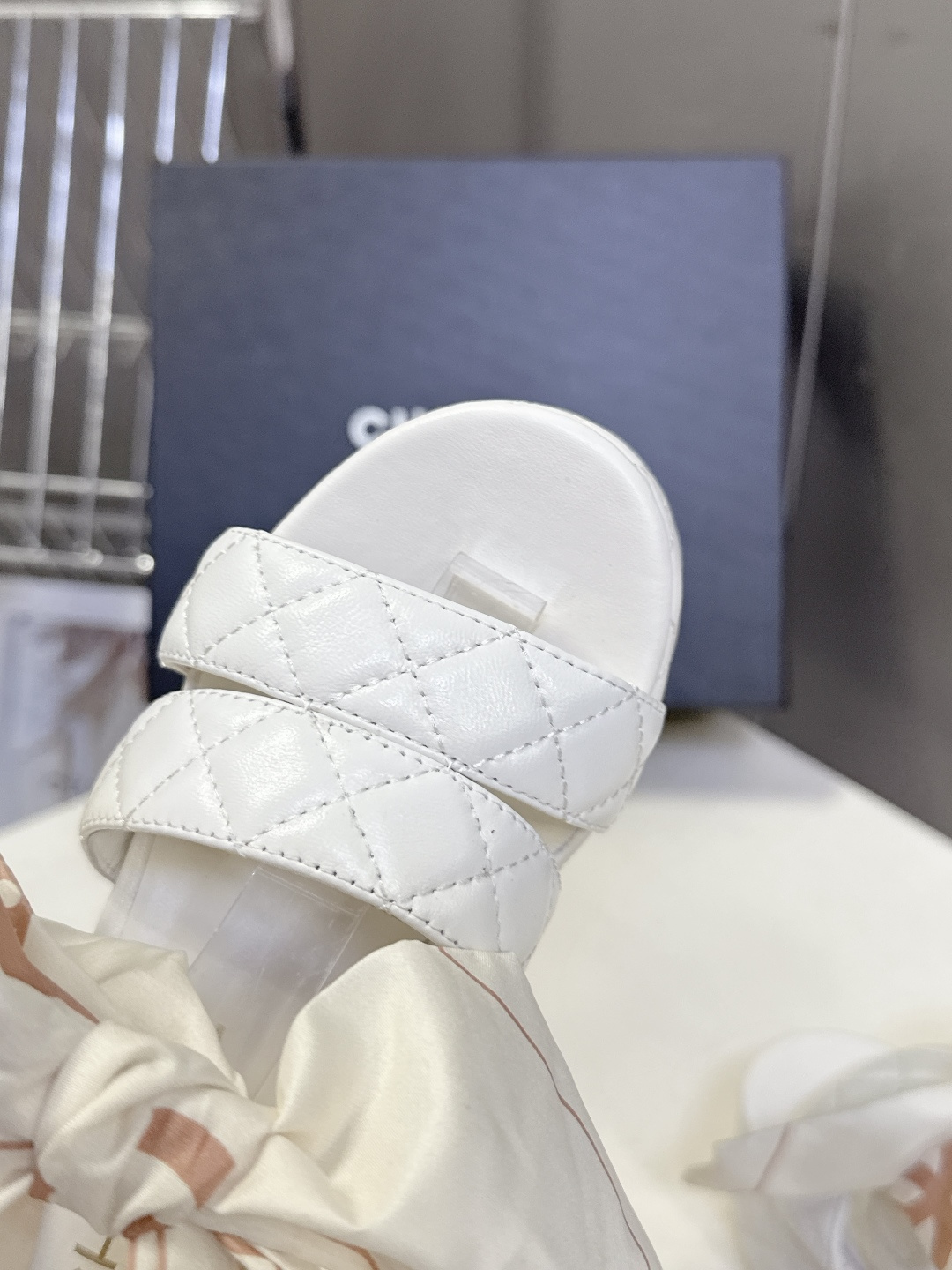 CHANEL香奈儿春夏最新款菱格纹蝴蝶结厚底粗跟凉鞋超多明星网红种草 鞋面采用经典菱格绗缝工艺 是香奈儿