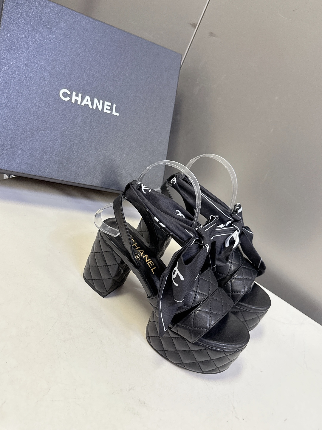 CHANEL香奈儿春夏最新款菱格纹蝴蝶结厚底粗跟凉鞋超多明星网红种草 鞋面采用经典菱格绗缝工艺 是香奈儿