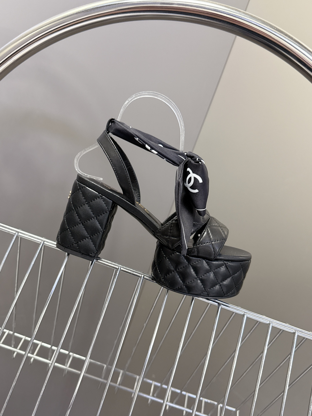 CHANEL香奈儿春夏最新款菱格纹蝴蝶结厚底粗跟凉鞋超多明星网红种草 鞋面采用经典菱格绗缝工艺 是香奈儿