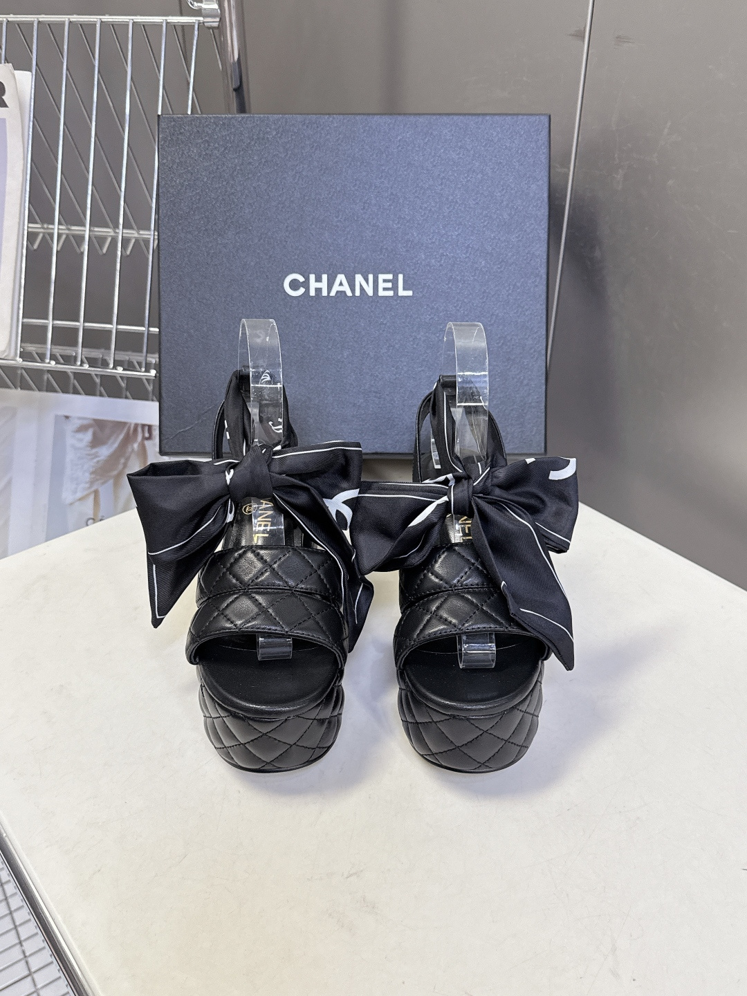 CHANEL香奈儿春夏最新款菱格纹蝴蝶结厚底粗跟凉鞋超多明星网红种草 鞋面采用经典菱格绗缝工艺 是香奈儿