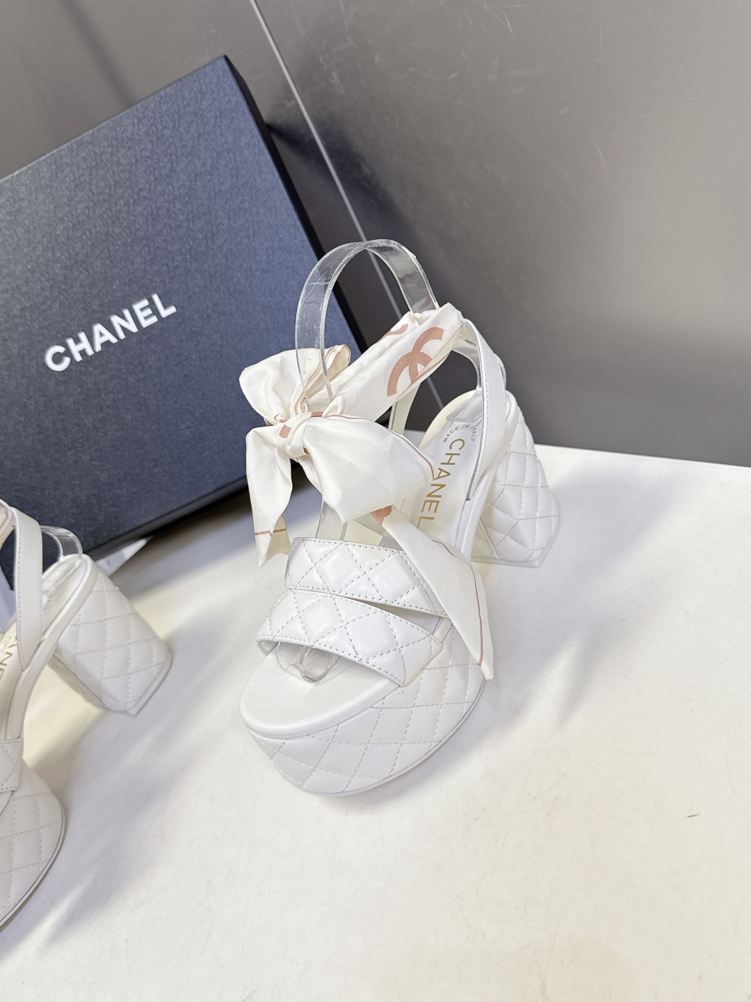 CHANEL香奈儿春夏最新款菱格纹蝴蝶结厚底粗跟凉鞋超多明星网红种草 鞋面采用经典菱格绗缝工艺 是香奈儿