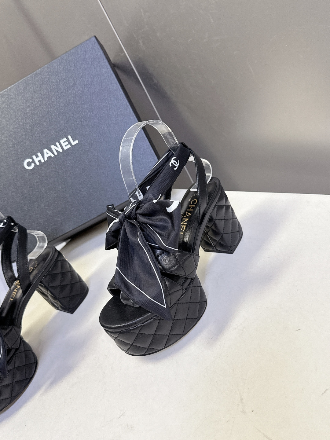 CHANEL香奈儿春夏最新款菱格纹蝴蝶结厚底粗跟凉鞋超多明星网红种草 鞋面采用经典菱格绗缝工艺 是香奈儿