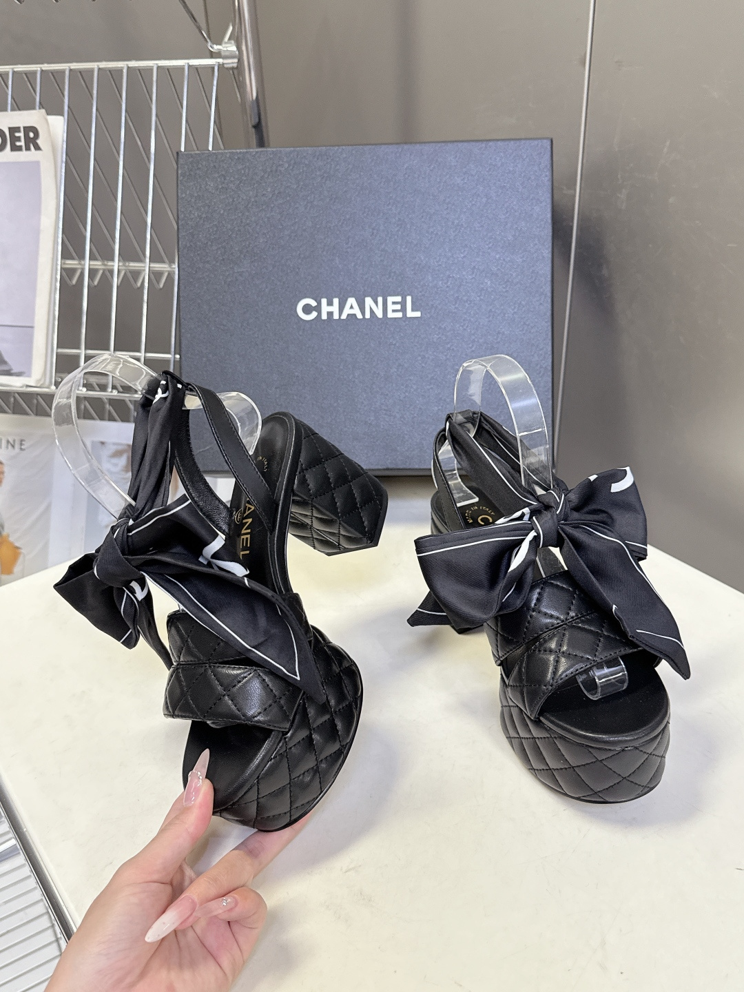 CHANEL香奈儿春夏最新款菱格纹蝴蝶结厚底粗跟凉鞋超多明星网红种草 鞋面采用经典菱格绗缝工艺 是香奈儿