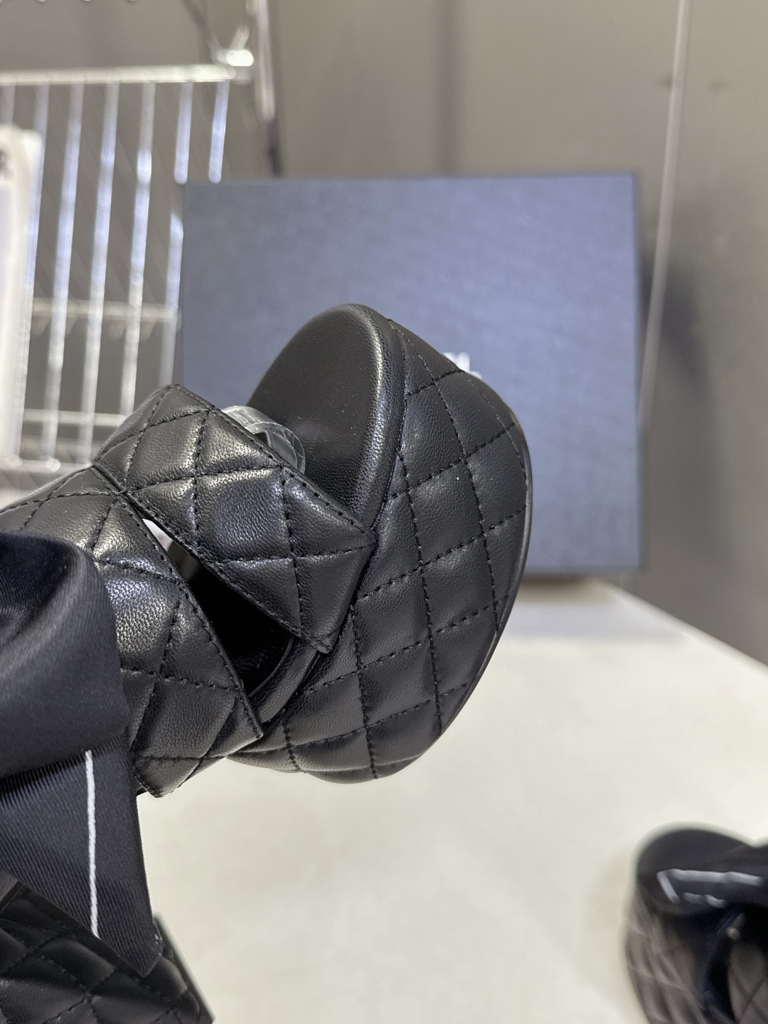 CHANEL香奈儿春夏最新款菱格纹蝴蝶结厚底粗跟凉鞋超多明星网红种草 鞋面采用经典菱格绗缝工艺 是香奈儿