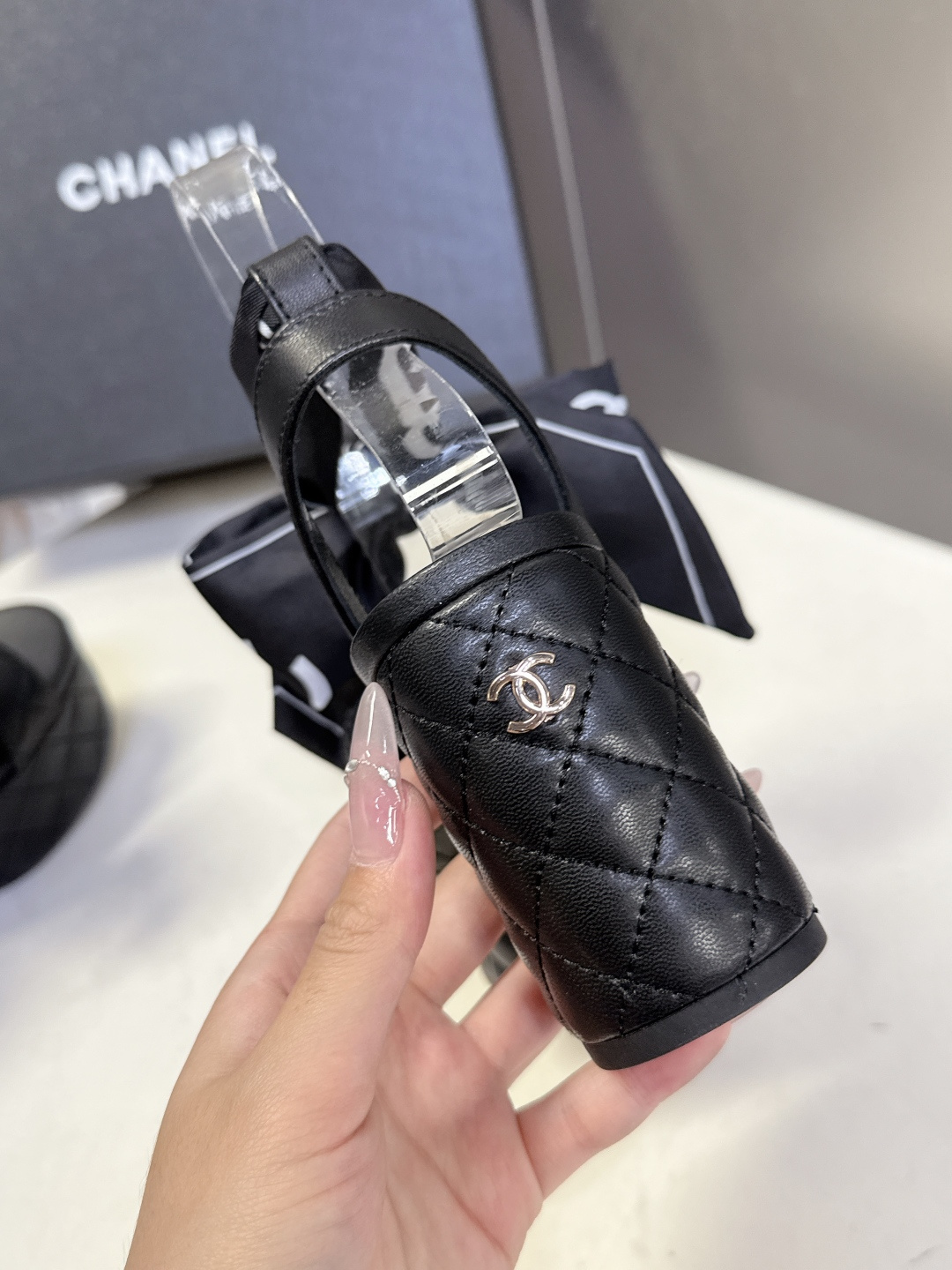 CHANEL香奈儿春夏最新款菱格纹蝴蝶结厚底粗跟凉鞋超多明星网红种草 鞋面采用经典菱格绗缝工艺 是香奈儿