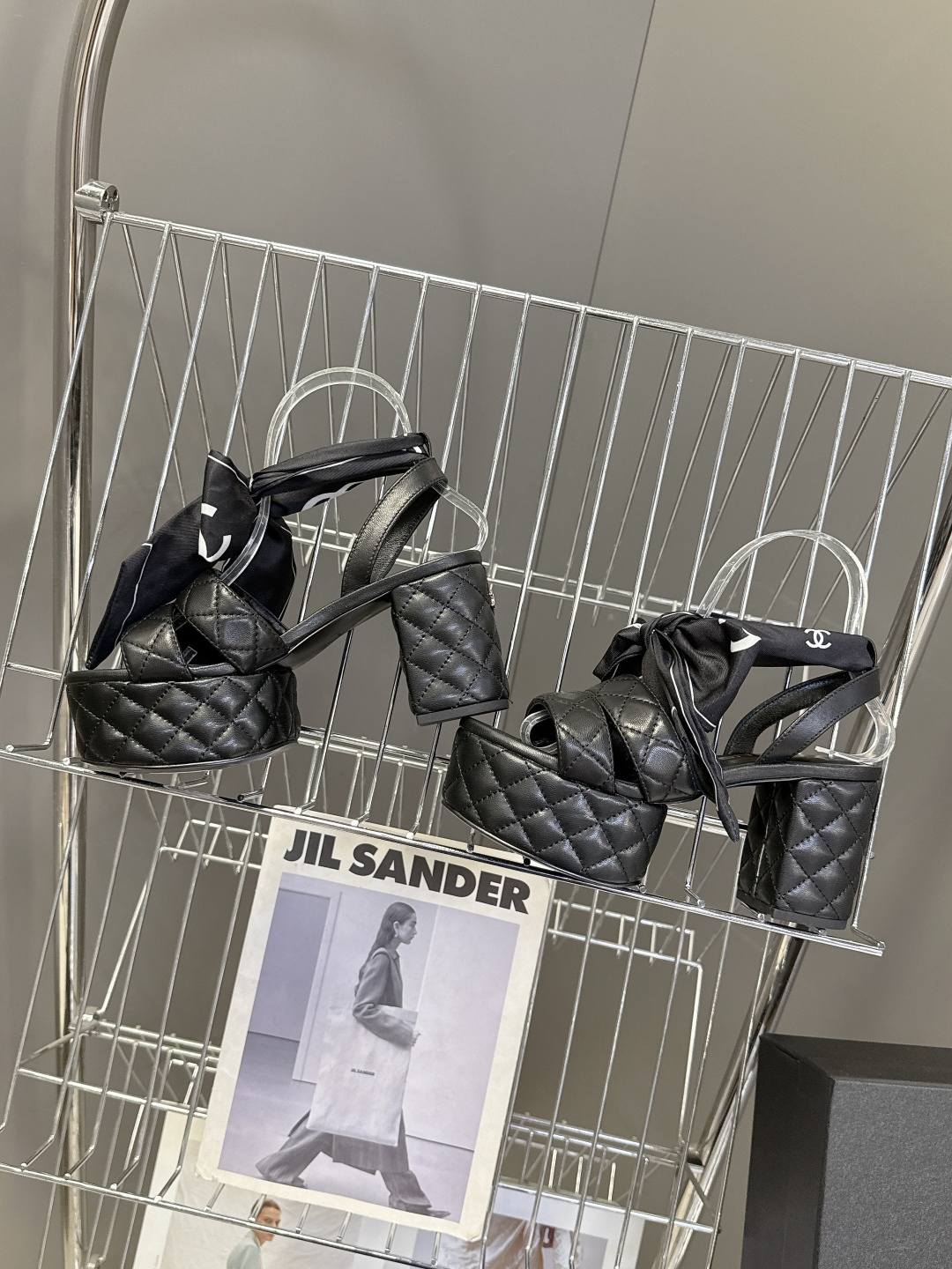 CHANEL香奈儿春夏最新款菱格纹蝴蝶结厚底粗跟凉鞋超多明星网红种草 鞋面采用经典菱格绗缝工艺 是香奈儿