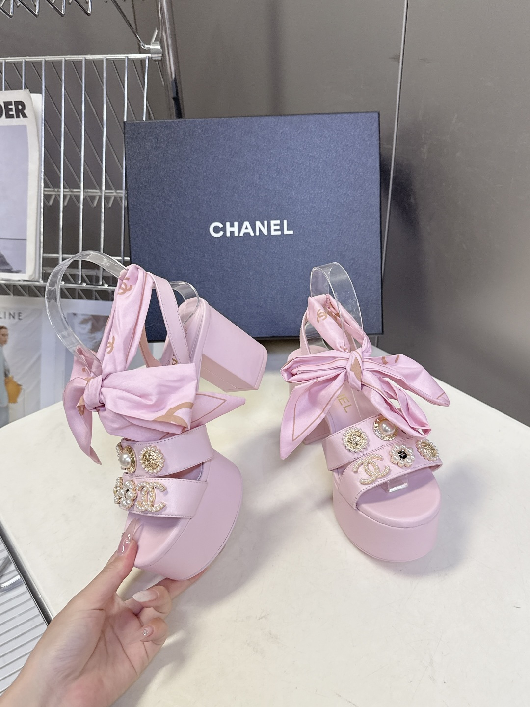 CHANEL香奈儿春夏最新款菱格纹蝴蝶结厚底粗跟凉鞋超多明星网红种草 鞋面采用经典菱格绗缝工艺 是香奈儿