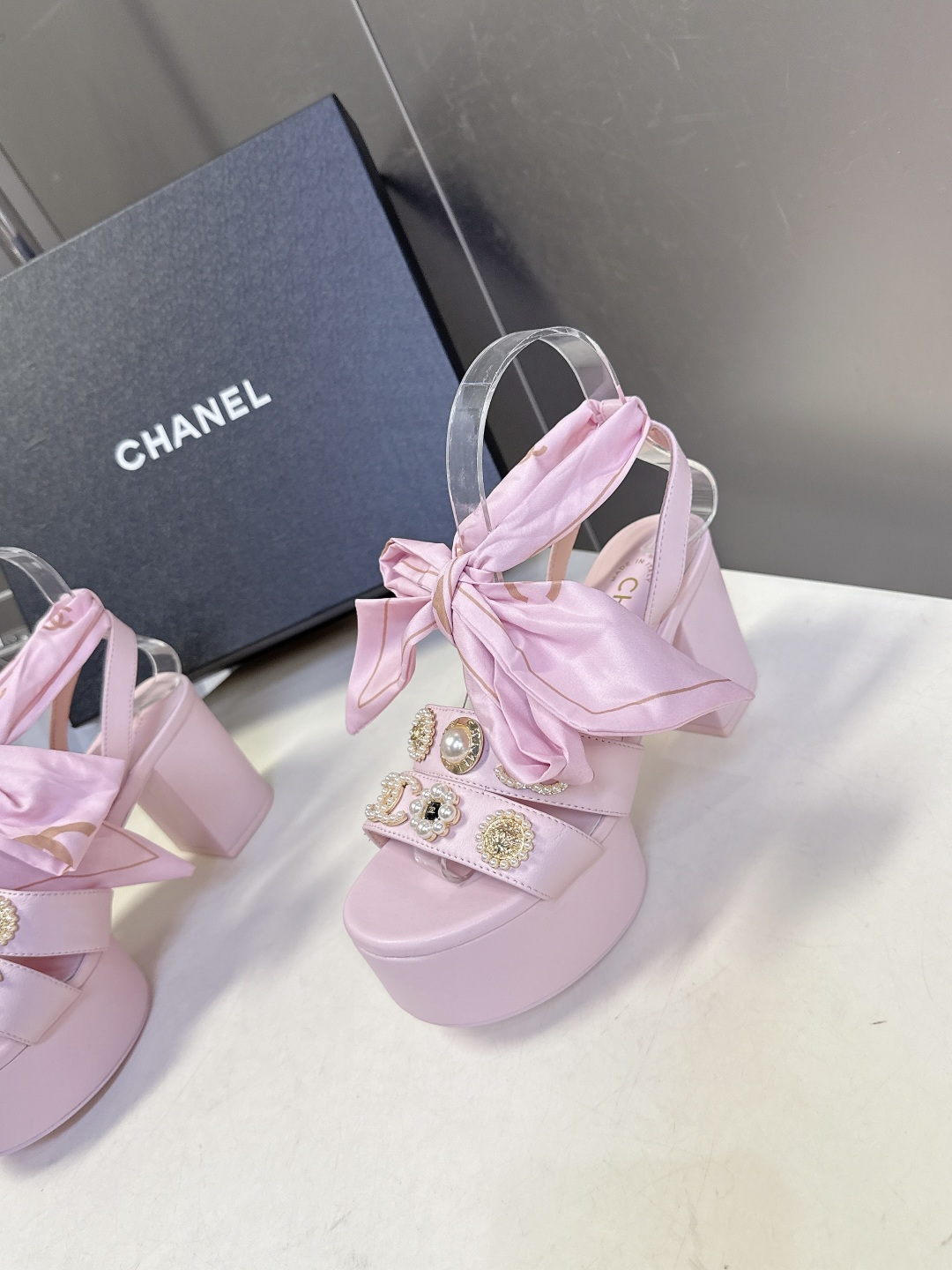 CHANEL香奈儿春夏最新款菱格纹蝴蝶结厚底粗跟凉鞋超多明星网红种草 鞋面采用经典菱格绗缝工艺 是香奈儿