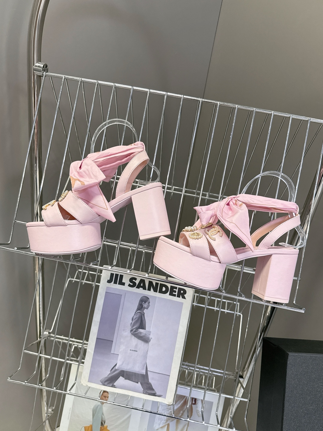 CHANEL香奈儿春夏最新款菱格纹蝴蝶结厚底粗跟凉鞋超多明星网红种草 鞋面采用经典菱格绗缝工艺 是香奈儿