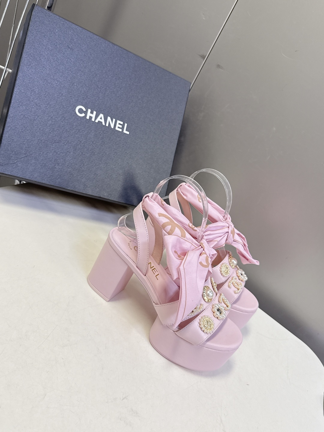 CHANEL香奈儿春夏最新款菱格纹蝴蝶结厚底粗跟凉鞋超多明星网红种草 鞋面采用经典菱格绗缝工艺 是香奈儿