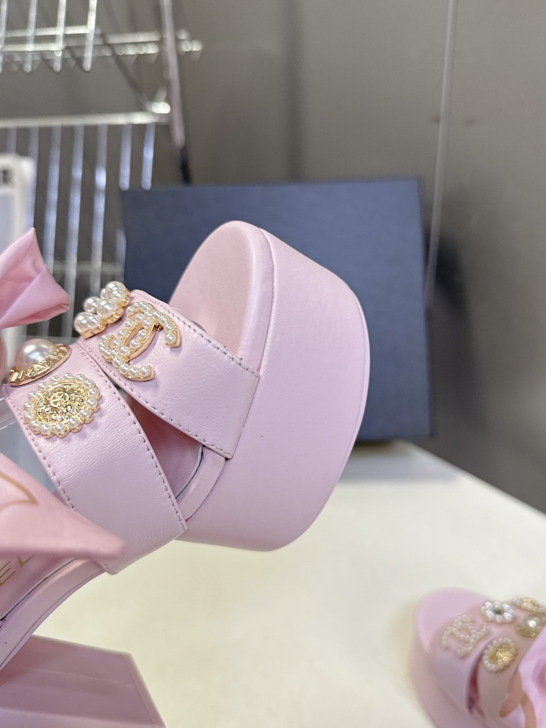 CHANEL香奈儿春夏最新款菱格纹蝴蝶结厚底粗跟凉鞋超多明星网红种草 鞋面采用经典菱格绗缝工艺 是香奈儿