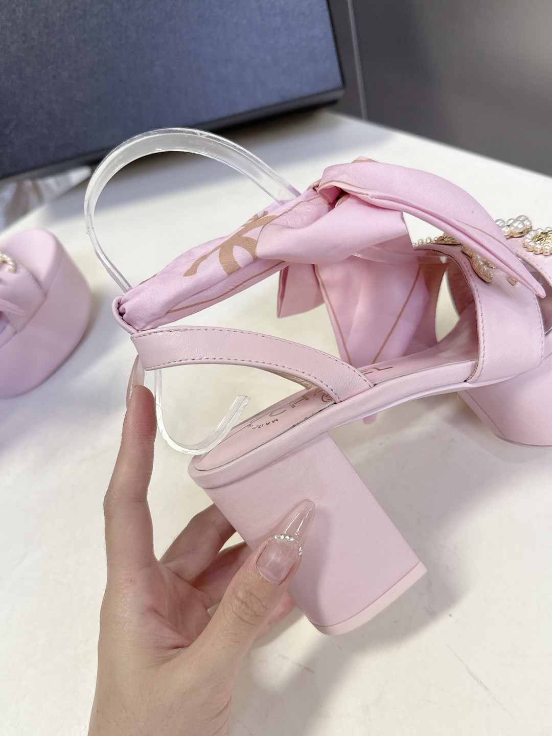 CHANEL香奈儿春夏最新款菱格纹蝴蝶结厚底粗跟凉鞋超多明星网红种草 鞋面采用经典菱格绗缝工艺 是香奈儿