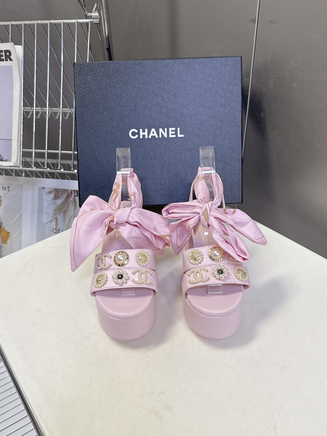 CHANEL香奈儿春夏最新款菱格纹蝴蝶结厚底粗跟凉鞋超多明星网红种草 鞋面采用经典菱格绗缝工艺 是香奈儿