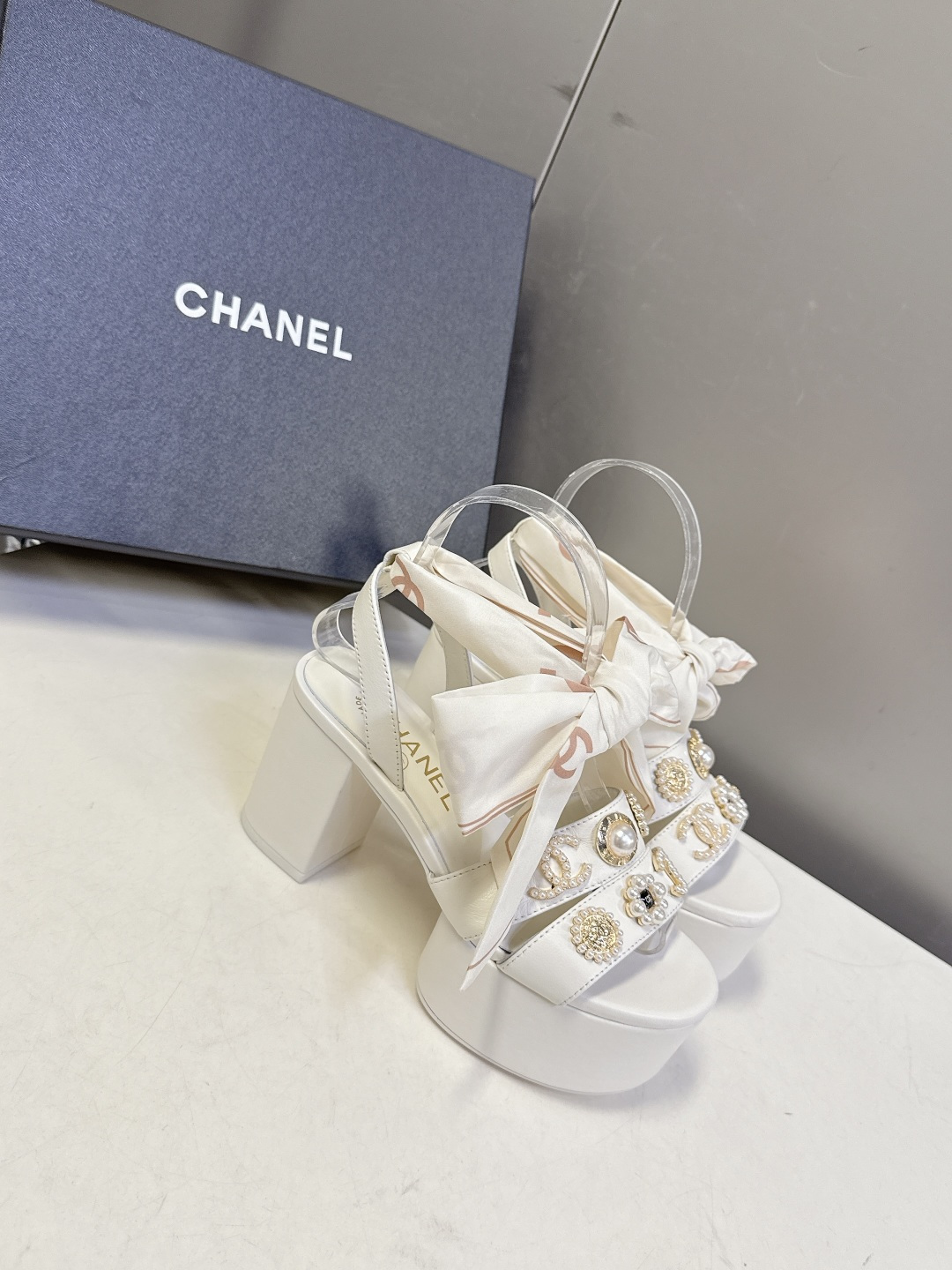 CHANEL香奈儿春夏最新款菱格纹蝴蝶结厚底粗跟凉鞋超多明星网红种草 鞋面采用经典菱格绗缝工艺 是香奈儿