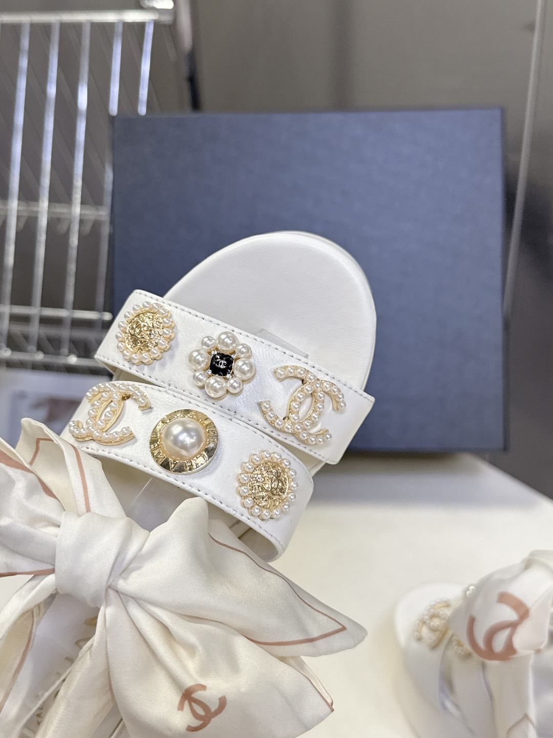 CHANEL香奈儿春夏最新款菱格纹蝴蝶结厚底粗跟凉鞋超多明星网红种草 鞋面采用经典菱格绗缝工艺 是香奈儿