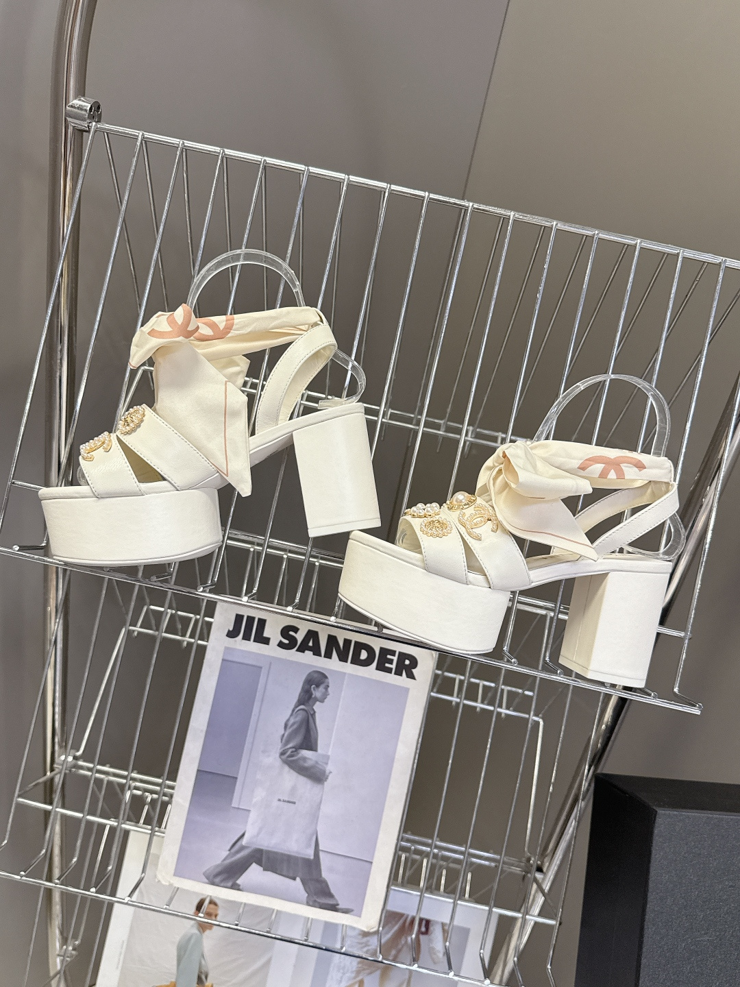 CHANEL香奈儿春夏最新款菱格纹蝴蝶结厚底粗跟凉鞋超多明星网红种草 鞋面采用经典菱格绗缝工艺 是香奈儿