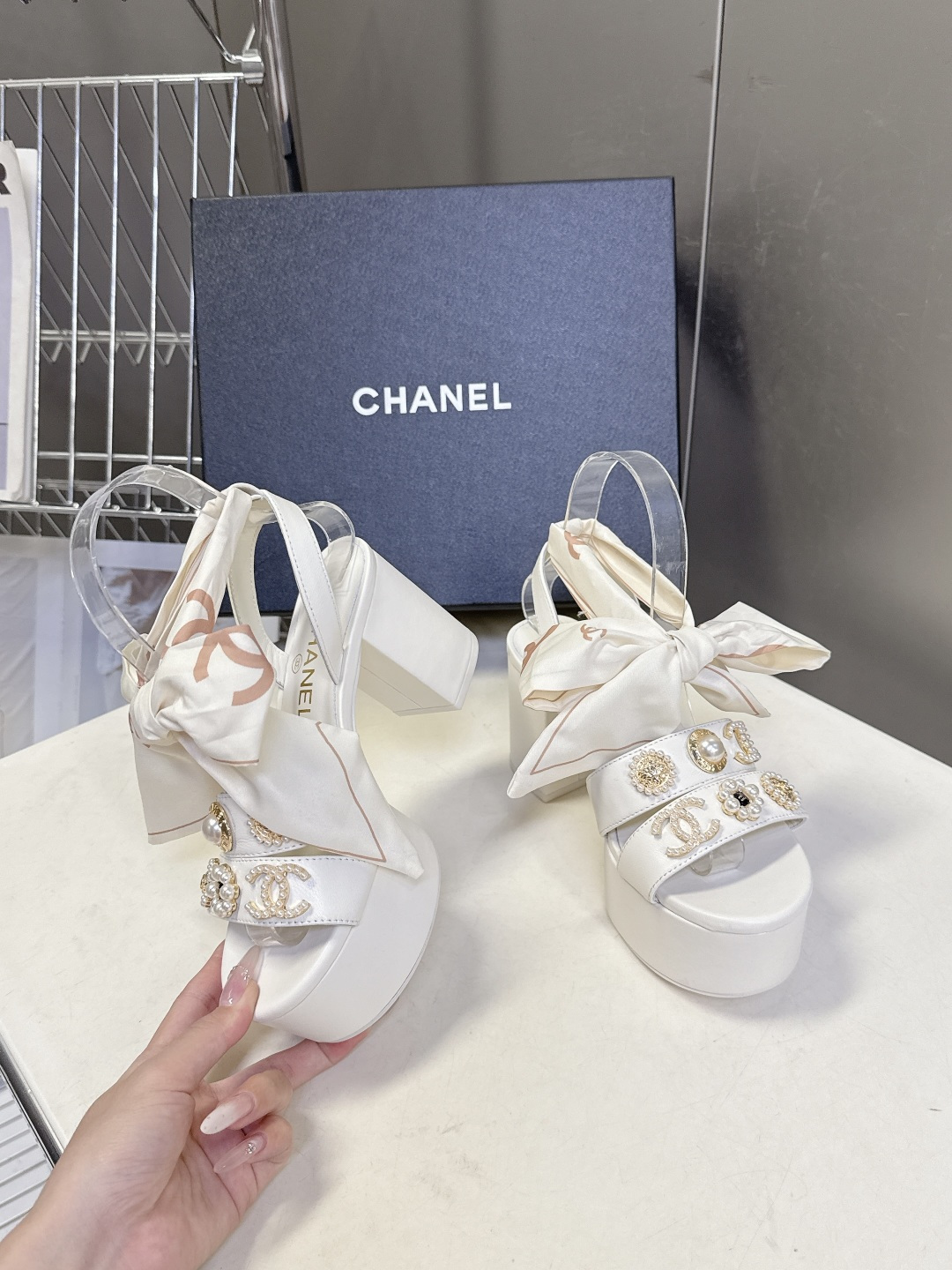 CHANEL香奈儿春夏最新款菱格纹蝴蝶结厚底粗跟凉鞋超多明星网红种草 鞋面采用经典菱格绗缝工艺 是香奈儿