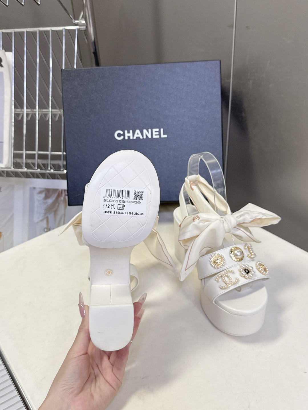 CHANEL香奈儿春夏最新款菱格纹蝴蝶结厚底粗跟凉鞋超多明星网红种草 鞋面采用经典菱格绗缝工艺 是香奈儿