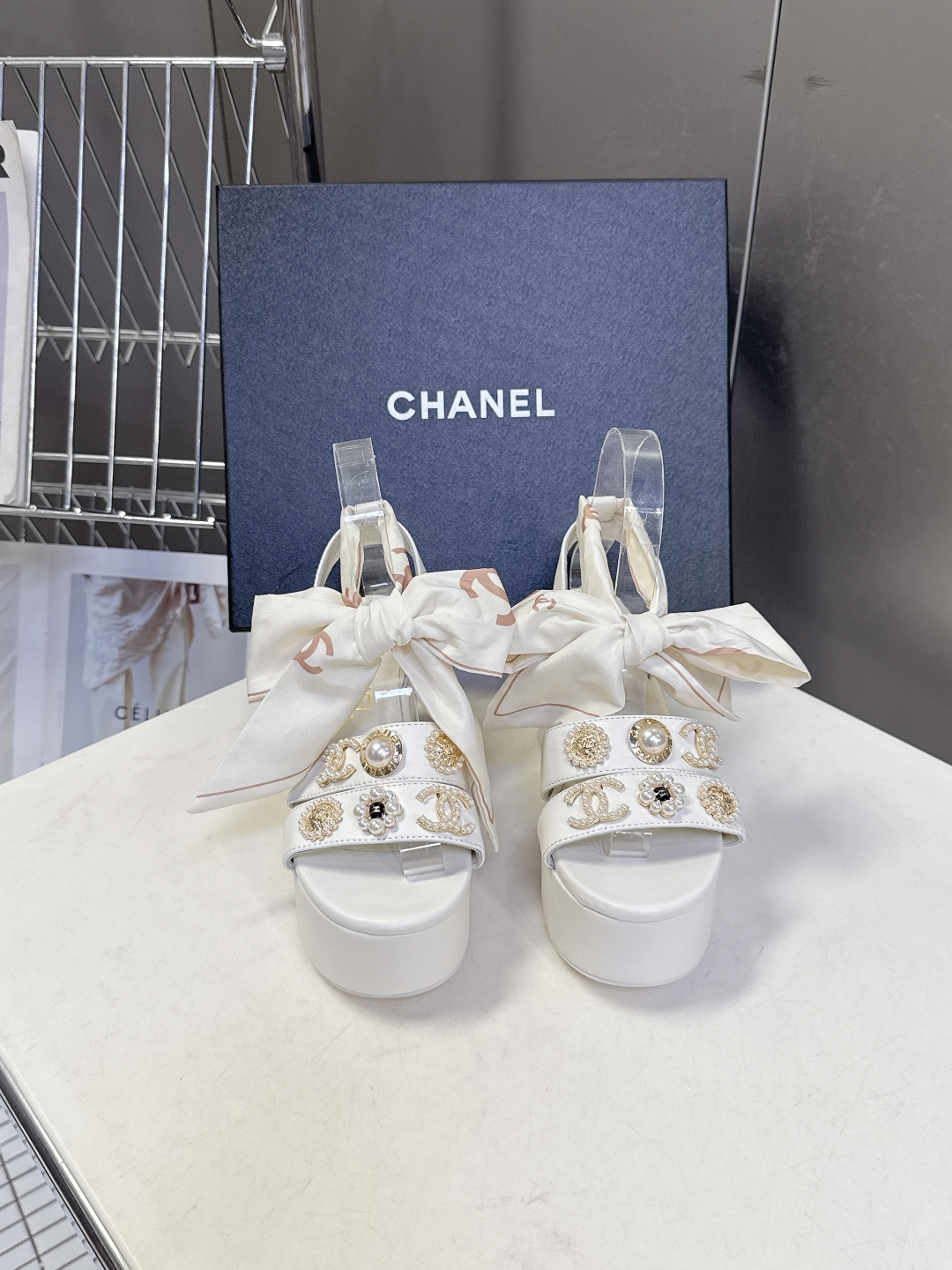 CHANEL香奈儿春夏最新款菱格纹蝴蝶结厚底粗跟凉鞋超多明星网红种草 鞋面采用经典菱格绗缝工艺 是香奈儿