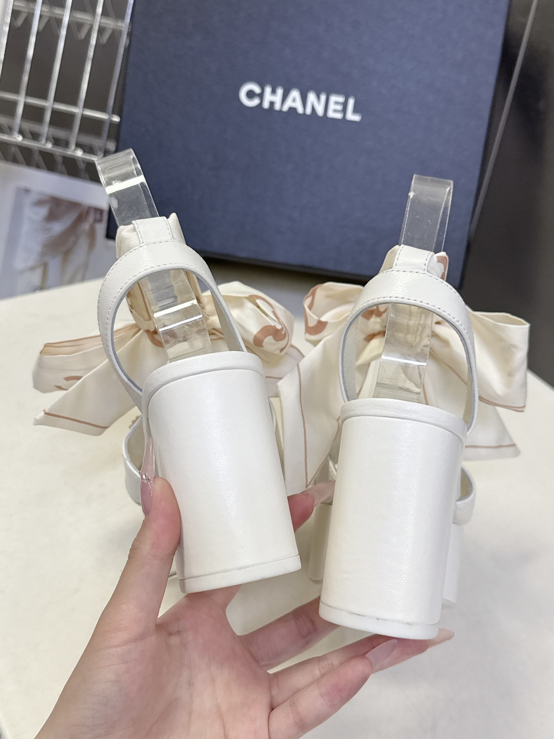 CHANEL香奈儿春夏最新款菱格纹蝴蝶结厚底粗跟凉鞋超多明星网红种草 鞋面采用经典菱格绗缝工艺 是香奈儿