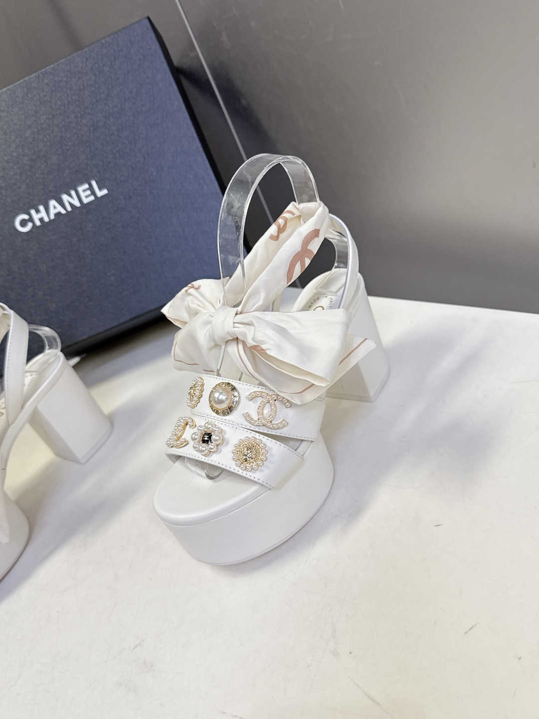 CHANEL香奈儿春夏最新款菱格纹蝴蝶结厚底粗跟凉鞋超多明星网红种草 鞋面采用经典菱格绗缝工艺 是香奈儿