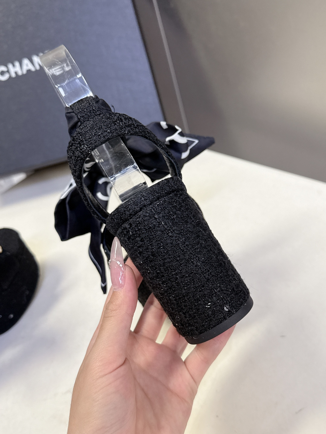 CHANEL香奈儿春夏最新款菱格纹蝴蝶结厚底粗跟凉鞋超多明星网红种草 鞋面采用经典菱格绗缝工艺 是香奈儿