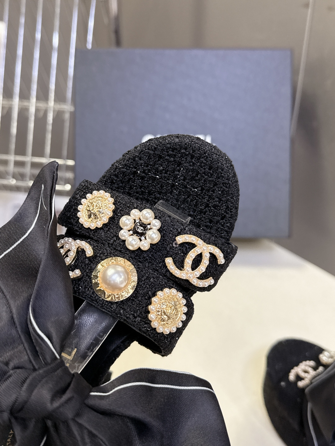 CHANEL香奈儿春夏最新款菱格纹蝴蝶结厚底粗跟凉鞋超多明星网红种草 鞋面采用经典菱格绗缝工艺 是香奈儿